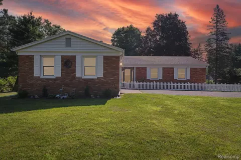 114 Park Ave, Holly, MI 48442