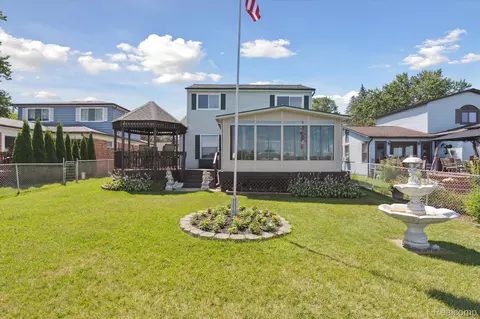 2295 Davista Dr, Highland, MI 48356