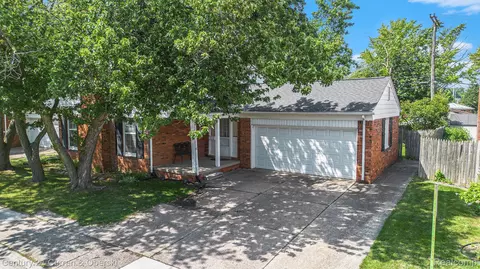 20643 Danbury Ln, Harper Woods, MI 48225