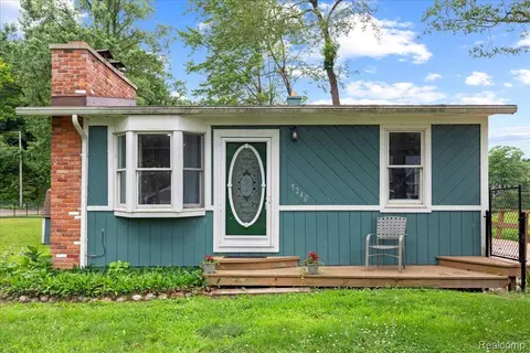 5246 Wayne Rd, White Lake, MI 48383
