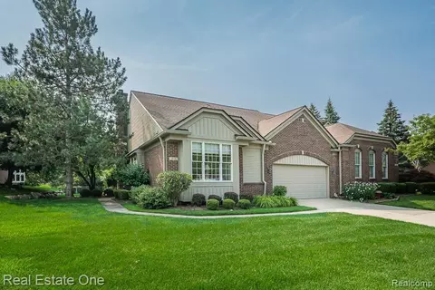 1618 Boulder Ct, Rochester, MI 48306