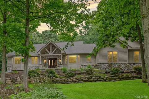 15301 Oak Hollow Dr, Groveland, MI 48442