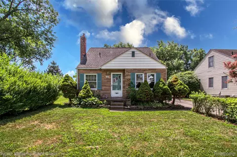 445 Lakeside Dr, Waterford, MI 48328