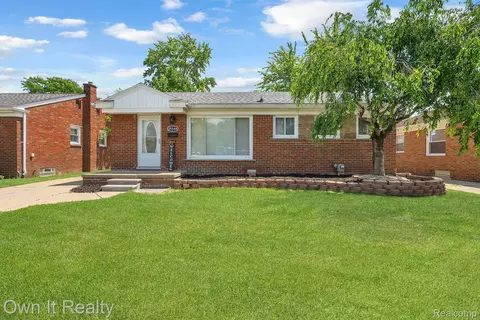 25544 Ronald St, Roseville, MI 48066