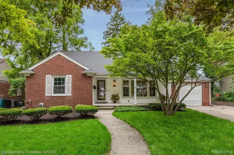 13323 Hart Ave, Huntington Woods, MI 48070
