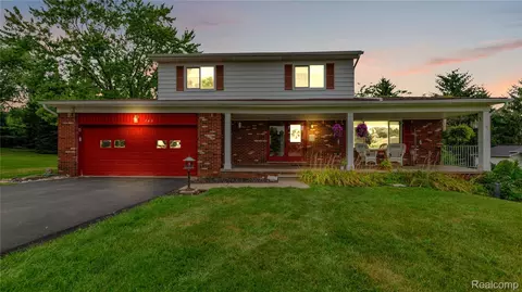 165 Lisa Ct, White Lake, MI 48386