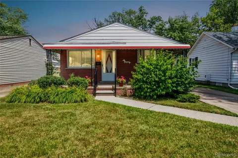 22107 Downing St, Saint Clair Shores, MI 48080