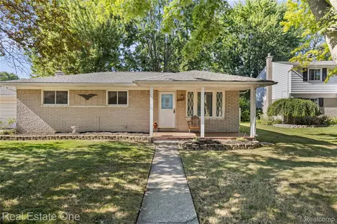 50196 Stonecrest Ct, Chesterfield, MI 48047