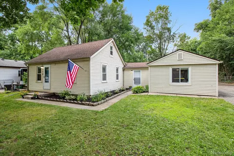 770 Brushwood Dr, Wolverine Lake, MI 48390