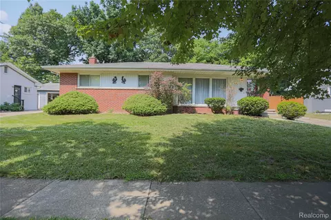 1130 Outer Dr, Fenton, MI 48430