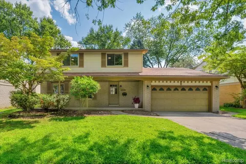 21536 Chestnut Ln, Farmington, MI 48336