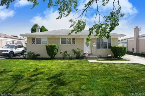 15616 Alsip St, Roseville, MI 48066