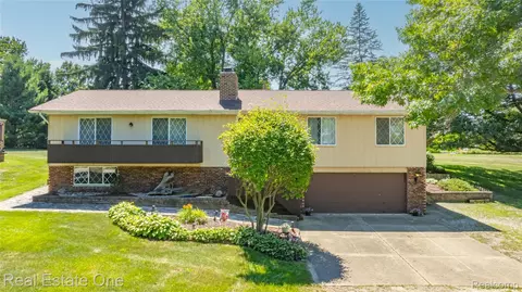 7400 Biscayne Ave, White Lake, MI 48383