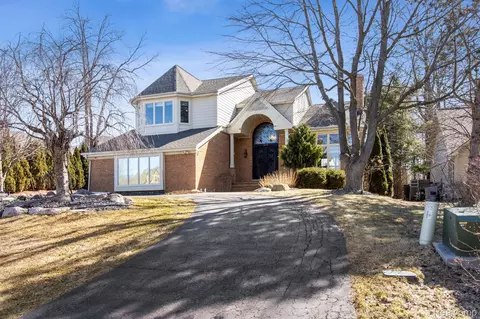 1079 Forest Bay Dr, Waterford, MI 48328