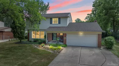 8267 Church Rd, Grosse Ile, MI 48138