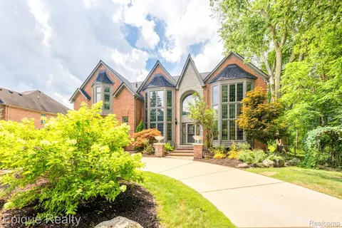 865 Lakewood Dr, Rochester Hills, MI 48309