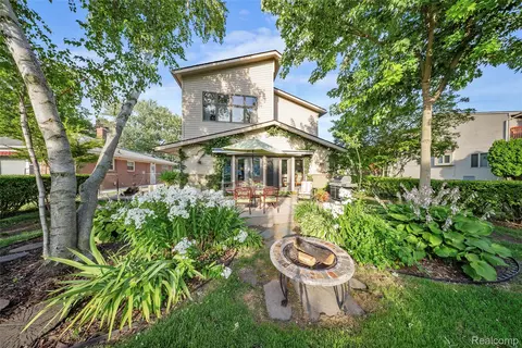 30500 Bayview Dr, Gibraltar, MI 48173