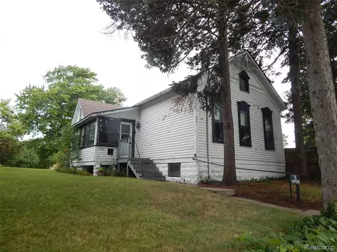 2829 Wright St, Port Huron, MI 48060