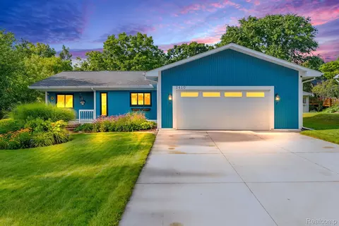 2410 Highfield Rd, Waterford, MI 48329
