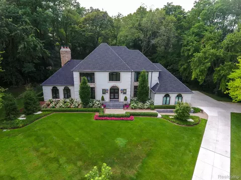 230 Chestnut Cir, Bloomfield Hills, MI 48304