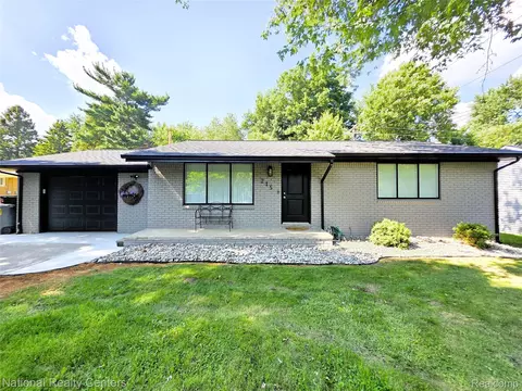 215 Almont Ave, Almont, MI 48003