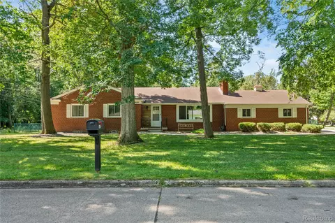 8293 Woodcrest Dr, Grosse Ile, MI 48138