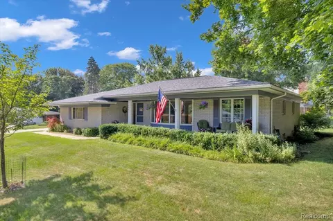 724 Lynndale Dr, Rochester Hills, MI 48309