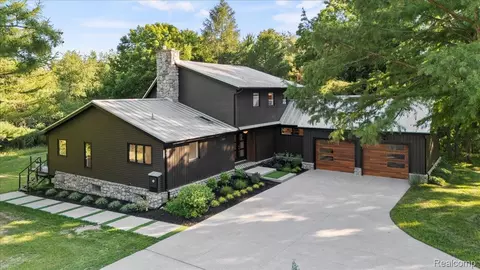 1030 Kurtz Rd, Holly, MI 48442