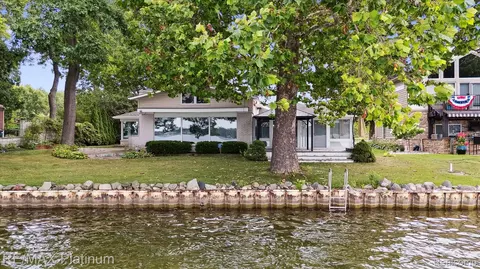 13366 Wenwood Dr, Fenton, MI 48430
