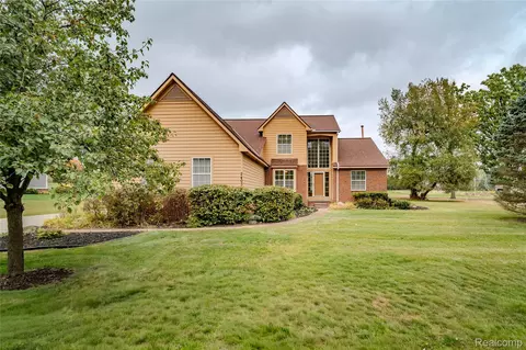 2403 Sandlewood Dr, White Lake, MI 48383