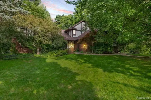 2241 Willow Leaf Dr, Rochester Hills, MI 48309