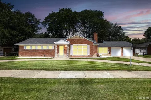 20601 Erben St, Saint Clair Shores, MI 48081