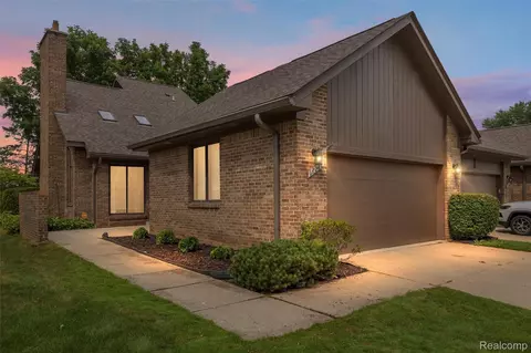 16281 Pine Ridge Dr N, Fraser, MI 48026