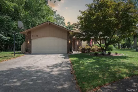 31378 Hillbrook St, Livonia, MI 48152