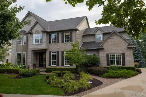 4910 Knollcrest Ct, Commerce, MI 48382