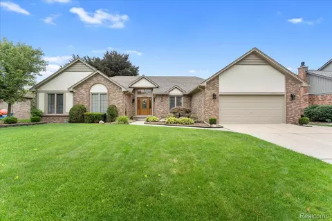 37946 River Bnd, Farmington Hills, MI 48335