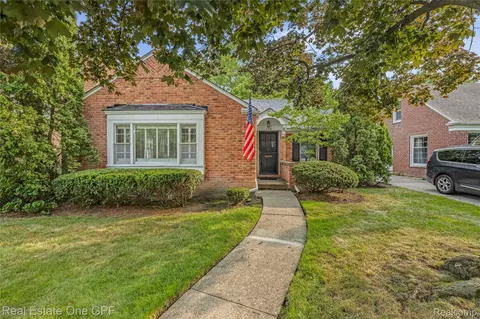 438 Colonial Ct, Grosse Pointe Farms, MI 48236