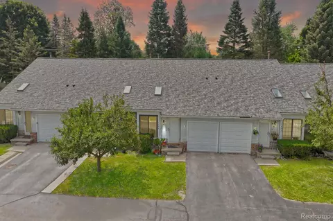 1844 N Pontiac Trl, Walled Lake, MI 48390