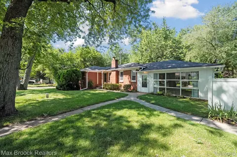 3142 Mapledale St, Commerce, MI 48382