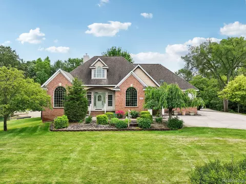 2673 Cole Rd, Lake Orion, MI 48362