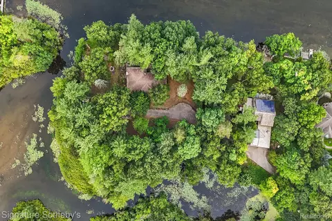 1035 Nakomis Trl, Lake Orion, MI 48362
