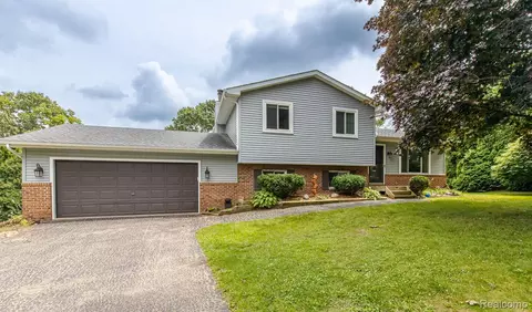 9618 Ridge Top Trl, Independence, MI 48348