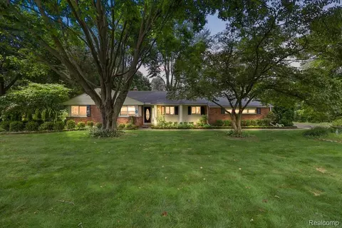 4110 Orchard Hill Dr, Bloomfield Hills, MI 48304