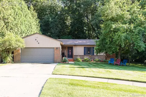 978 Alpine Dr, Brighton, MI 48116