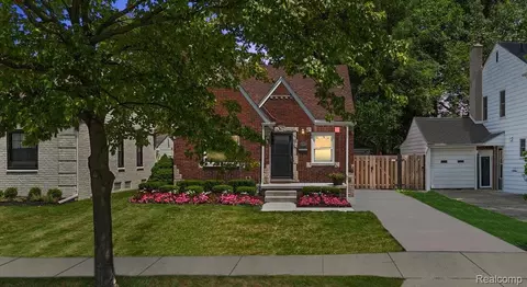 1450 Hampton Rd, Grosse Pointe Woods, MI 48236