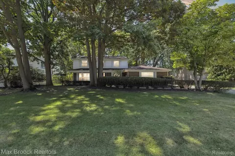22515 Kenwyck Dr, Southfield, MI 48034