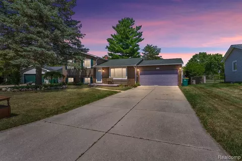 9328 Elaine Dr, Swartz Creek, MI 48473
