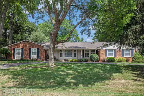 458 Shagbark Dr, Rochester Hills, MI 48309