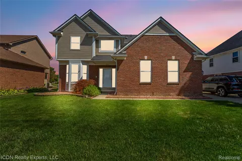 21377 Waverly Dr, Macomb, MI 48044