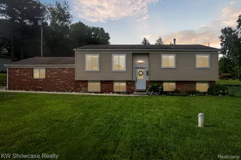 9296 Hilton Rd, Brighton, MI 48114